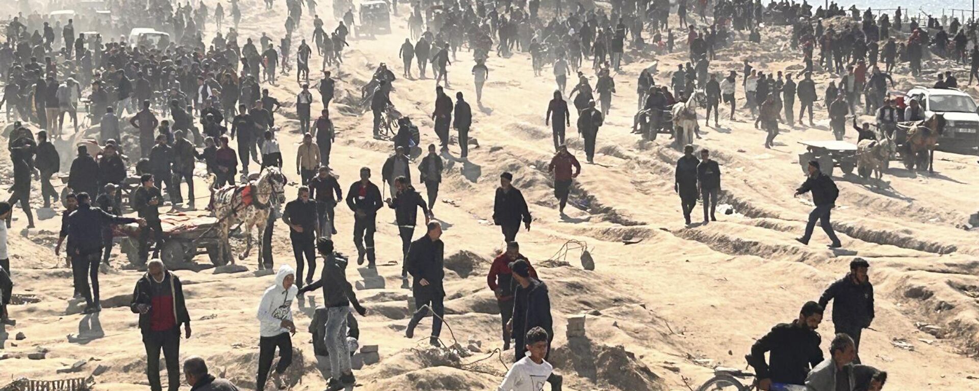 Палестинцы ждут гуманитарную помощь на берегу моря в городе Газа - اسپوتنیک افغانستان  , 1920, 09.03.2024