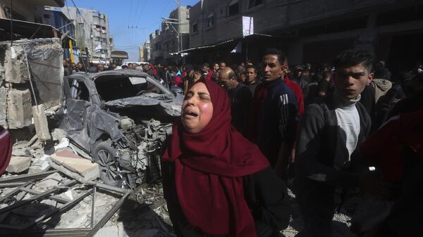 Женщина реагирует на израильский удар по дому семьи Шахин в Рафахе - اسپوتنیک افغانستان  