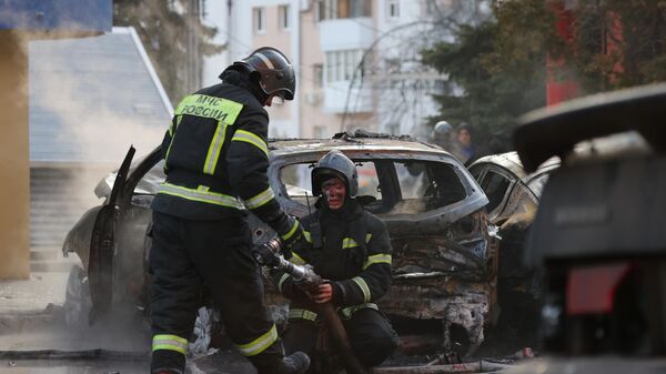 Сотрудники МЧС на месте тушения автомобилей, загоревшихся ранее из-за удара украинских войск по центру Белгорода - اسپوتنیک افغانستان  