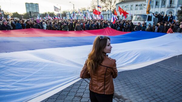 شرکت کنندگان در تظاهرات  در حمایت از روسیه در میدان مرکزی شهر یوپاتوریا کریمه - اسپوتنیک افغانستان  
