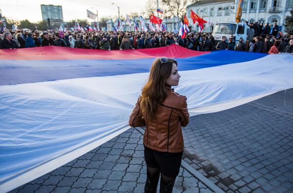 شرکت کنندگان در راهپیمایی  در پشتیبانی از روسیه در میدان مرکزی شهر یوپاتوریا کریمه - اسپوتنیک افغانستان  