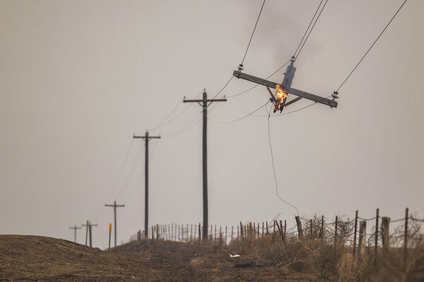 یک پایه تیلیفون در آتش سوزی تگزاس سوخت. چهارشنبه، 28 فیبروری 2024.  - اسپوتنیک افغانستان  