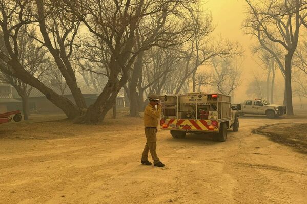 آتش نشانان به محل آتش سوزی در تگزاس آمدند. سه شنبه، 27 فیبروری 2024. - اسپوتنیک افغانستان  
