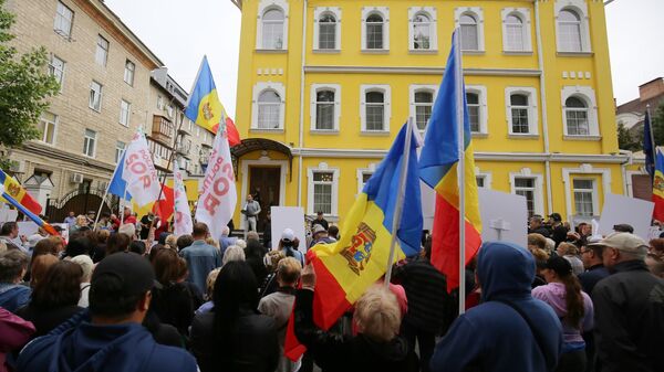 Сторонники и представители оппозиционной в Молдавии партии Шор пикетируют здание Конституционного суда - اسپوتنیک افغانستان  