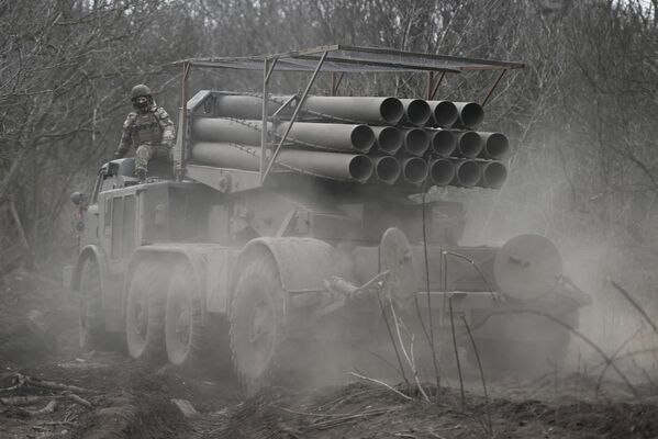 پرسونل قوای راکت انداز چندگانه 9K57 Uragan (MLRS) حوزه نظامی مرکزی قبل از انجام ماموریت های محاربوی به سمت Avdeevsky عملیات خاص محاربوی. - اسپوتنیک افغانستان  