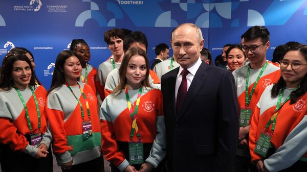 Президент РФ Владимир Путин фотографируется с обучающимися в России иностранными студентами на федеральной территории Сириус - اسپوتنیک افغانستان  