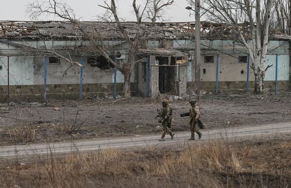سربازان تیپ/لوای مهندسی ارتش روسیه  در حال انجام عملیات ماین زدایی بشردوستانه در شهر آودیوکا در جریان عملیات نظامی ویژه هستند. - اسپوتنیک افغانستان  