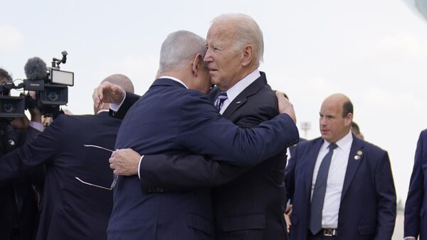 Президента Джо Байдена встречает премьер-министр Израиля Биньямин Нетаньяху по прибытии в международный аэропорт Бен-Гурион - اسپوتنیک افغانستان  
