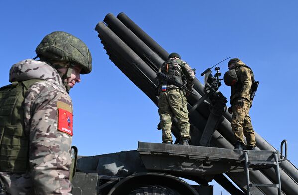 آمادگی سیستم راکت انداز اوراگان قوای مرکزی قوای مسلح روسیه حین عملیات خاص نظامی در سمت آوردیوسکی - اسپوتنیک افغانستان  