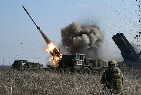 سیستم راکت انداز اوراگان قوای مرکزی  مسلح روسیه حین عملیات خاص نظامی در سمت آوردیوسکی - اسپوتنیک افغانستان  