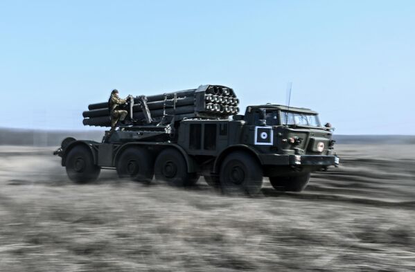 سیستم راکت انداز اوراگان قوای مرکزی قوای مسلح روسیه حین عملیات خاص نظامی در سمت آوردیوسکی - اسپوتنیک افغانستان  