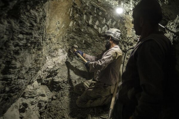 معدنچی افغانستانی در معدن طلا در افغانستان. - اسپوتنیک افغانستان  