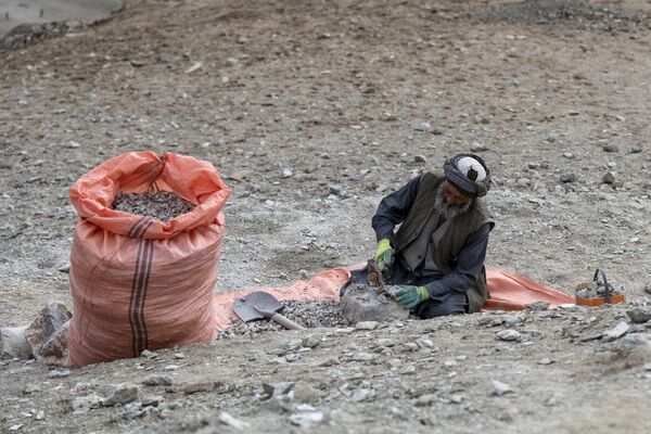 چکش زنی سنگها برای پیدا کردن طلا در بدخشان افغانستان. - اسپوتنیک افغانستان  