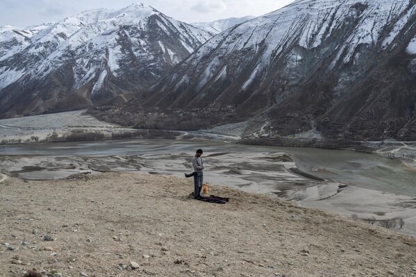 نمازخواندن یک معدنچی افغانستانی در کنار معدن طلا در بدخشان افغانستان. - اسپوتنیک افغانستان  