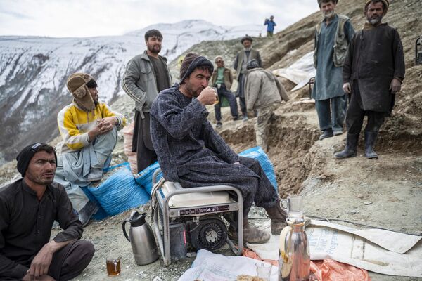 استراحت معدنچیان افغانستانی پس از کار در معدن طلای بدخشان افغانستان. - اسپوتنیک افغانستان  