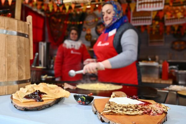 پختن پنکیک در جشنواره ماسلنیتسا مسکو در مسکو. - اسپوتنیک افغانستان  