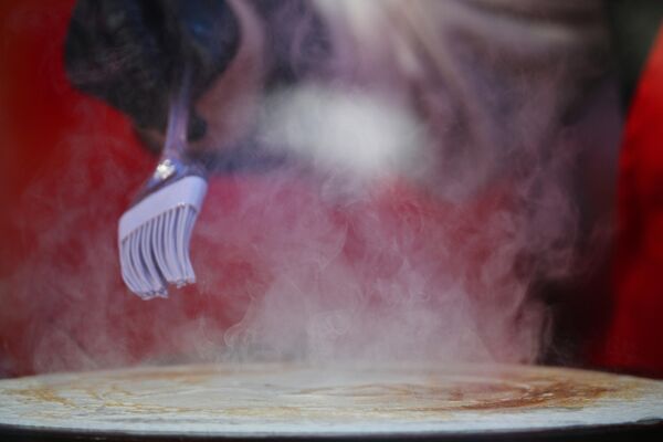 پختن پنکیک در جشنواره ماسلنیتسا مسکو در مسکو. - اسپوتنیک افغانستان  