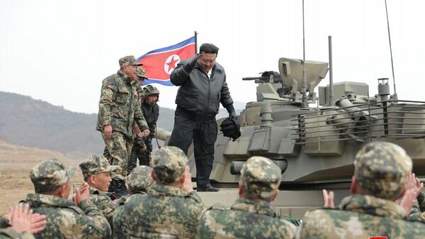 Лидер КНДР Ким Чен Ын у новейшего танка на соревнованиях крупных танковых соединений - اسپوتنیک افغانستان  