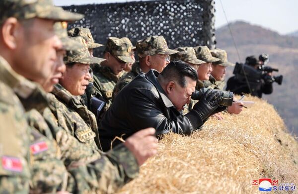 رهبر کوریایی شمالی از تطبیقات نظامی نظارت می کند. - اسپوتنیک افغانستان  