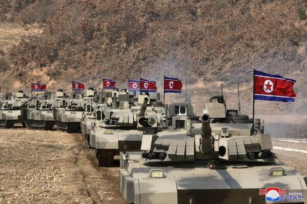 مسابقات تانک های کوریایی شمالی حین مانور نظامی - اسپوتنیک افغانستان  