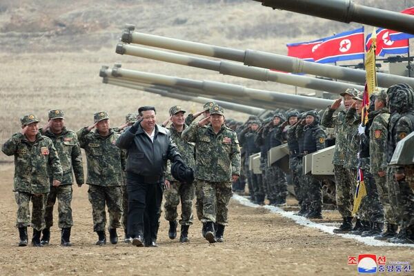 رهبر کوریایی شمالی از تانک های جدید نظارت می کند - اسپوتنیک افغانستان  