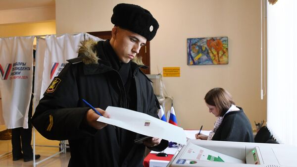 Военнослужащий Тихоокеанского флота голосует на выборах президента России на избирательном участке №502 во Владивостоке - اسپوتنیک افغانستان  