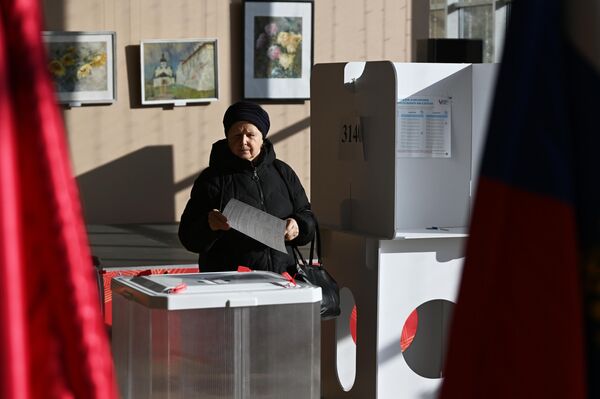 یک خانم در انتخابات ریاست جمهوری روسیه رای میدهد. - اسپوتنیک افغانستان  