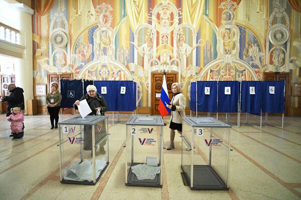 مردم در انتخابات ریاست جمهوری روسیه در یک مرکز رای گیری در لوهانسک رای می دهند. - اسپوتنیک افغانستان  