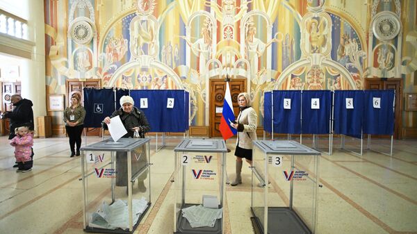 Люди голосуют на выборах президента России на избирательном участке в Луганске - اسپوتنیک افغانستان  