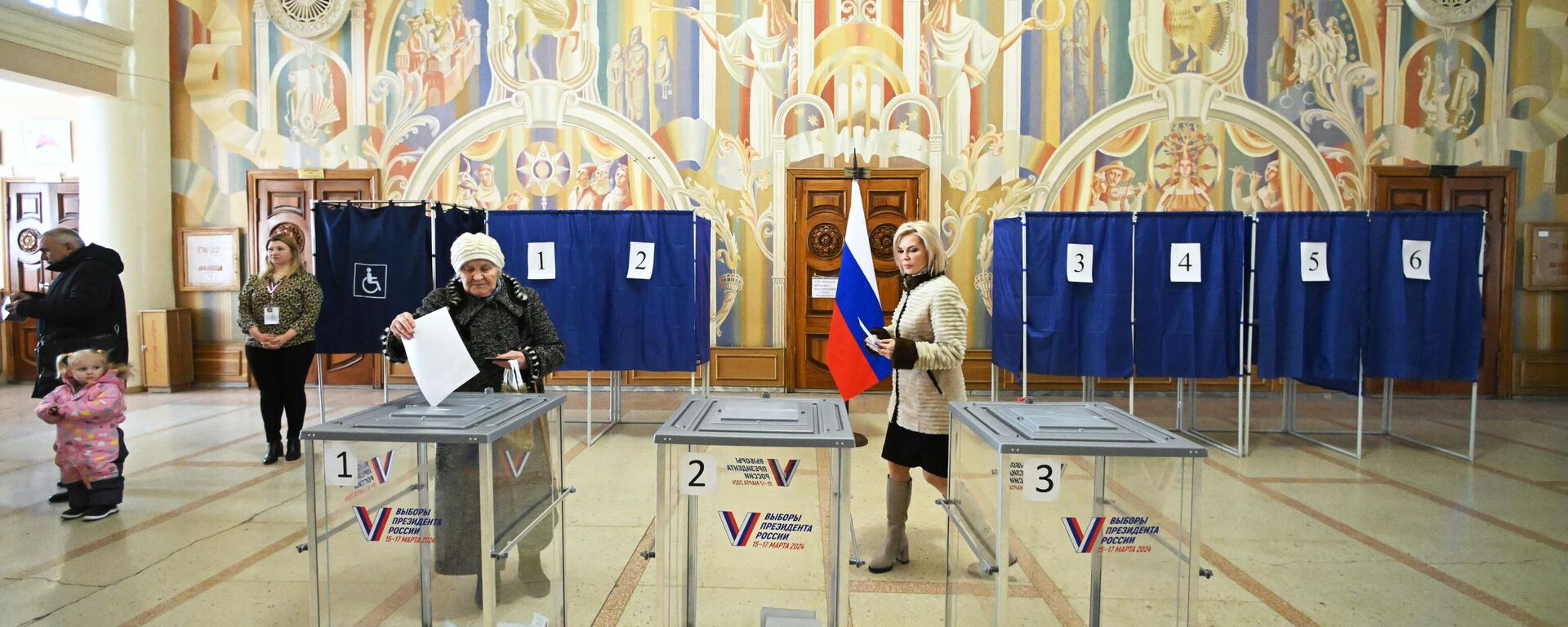 Люди голосуют на выборах президента России на избирательном участке в Луганске - اسپوتنیک افغانستان  , 1920, 17.03.2024