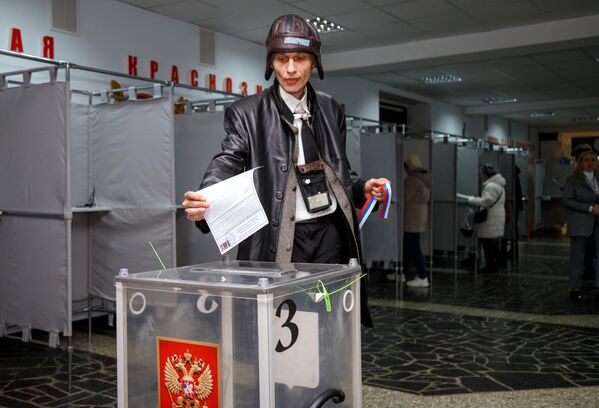 مردی در یک مرکز رای گیری در خانه افسران ارتش روسیه در تیراسپول در جریان انتخابات ریاست جمهوری روسیه رای می دهد. - اسپوتنیک افغانستان  