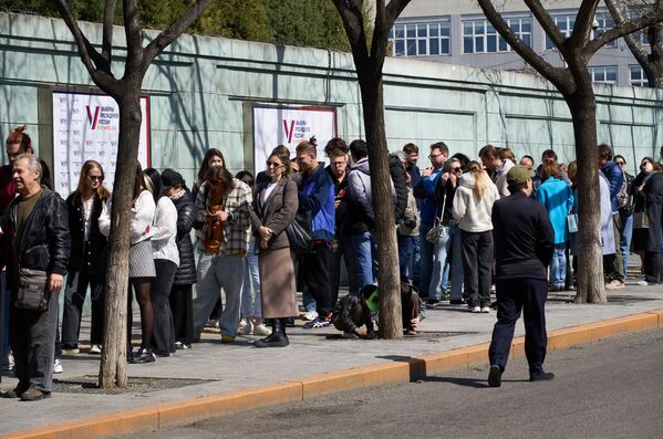 مردم در جای رای گیری سفارت روسیه در پکن برای رای دادن در انتخابات ریاست جمهوری روسیه صف می کشند. - اسپوتنیک افغانستان  