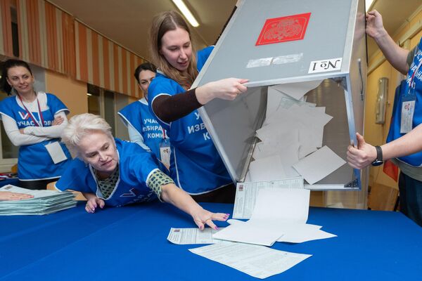 شمارش آرا در انتخابات ریاست جمهوری فدراسیون روسیه در شعبه رای گیری شماره 42 در پتروپاولوفسک-کامچاتسکی. - اسپوتنیک افغانستان  