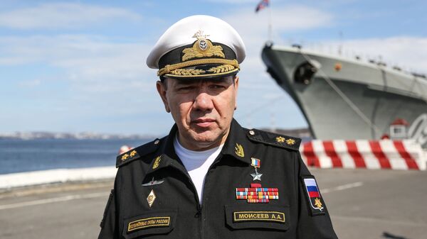 Командующий Северным флотом РФ вице-адмирал Александр Моисеев на причале главной базы Северного флота в Североморске - اسپوتنیک افغانستان  