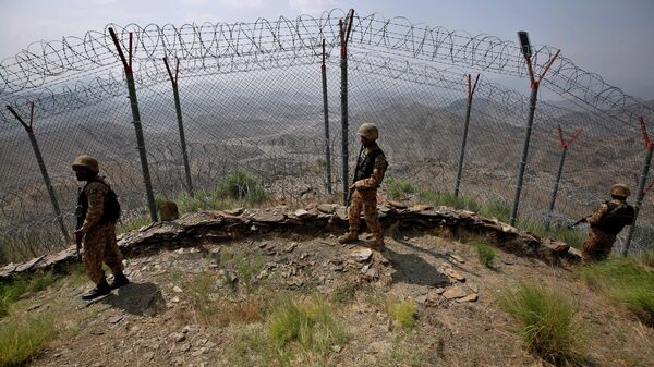 Pakistan Army troops patrol along the fence on the Pakistan Afghanistan border at Big Ben hilltop post in Khyber district, Pakistan, Aug. 3, 2021. - اسپوتنیک افغانستان  