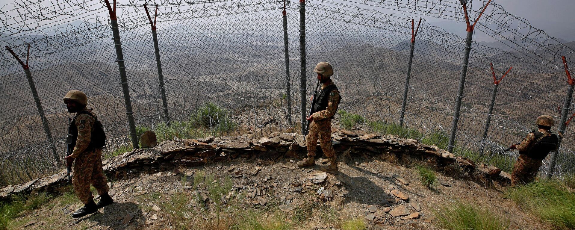 Pakistan Army troops patrol along the fence on the Pakistan Afghanistan border at Big Ben hilltop post in Khyber district, Pakistan, Aug. 3, 2021. - اسپوتنیک افغانستان  , 1920, 20.03.2024