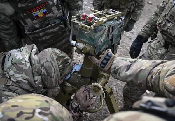 یک سرباز از گروه مرکزی نیروهای مسلح روسیه مهارت های شلیک خود از سامانه های موشکی ضد تانک کورنت را در جبهه آودیوکا عملیات ویژه نظامی بهبود می بخشد. - اسپوتنیک افغانستان  