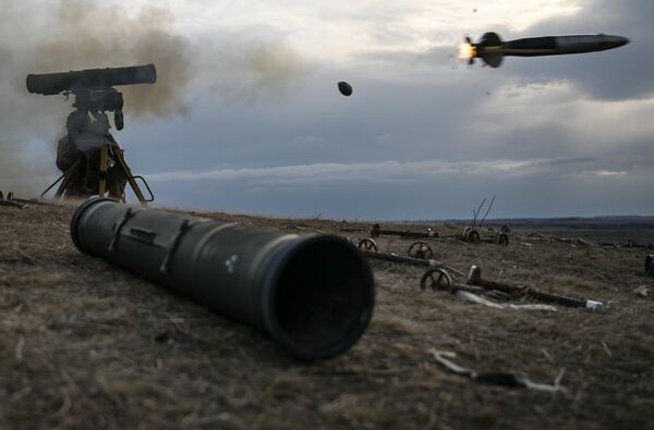 یک سرباز از گروه مرکزی نیروهای مسلح روسیه مهارت های شلیک خود از سامانه های موشکی ضد تانک کورنت را در جبهه آودیوکا عملیات ویژه نظامی بهبود می بخشد. - اسپوتنیک افغانستان  