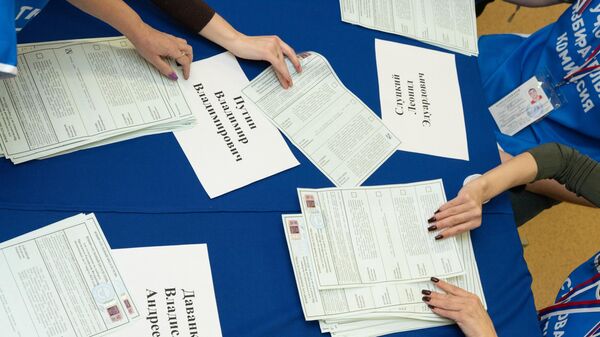Подсчет голосов на выборах президента РФ на избирательном участке №42 в Петропавловске-Камчатском - اسپوتنیک افغانستان  