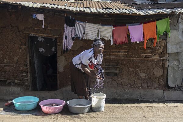 زنی در 21 مارس 2024، یک روز قبل از روز جهانی آب، لباس‌های بیرون از خانه‌اش را در محله فقیر نشین ماتار در نایروبی می‌شوید. روز جهانی آب در سراسر جهان هر ساله در 22 مارچ برگزار می شود. این روز بر اهمیت آب شیرین و حمایت از مدیریت پایدار منابع آب شیرین تمرکز دارد. (عکس از SIMON MAINA / AFP) - اسپوتنیک افغانستان  