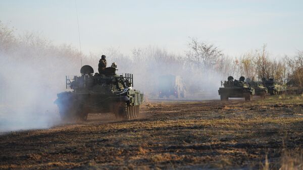 Боевая стрельба экипажей модернизированного танка Т-62 на полигоне в Запорожской области  - اسپوتنیک افغانستان  