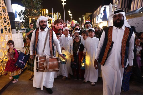 مردم فستیوال گارانگائو را جشن می گیرند، یک مهمانی سنتی کودکان در منطقه خلیج که پس از افطار در چهاردهمین شب ماه مبارک رمضان در میانه ای ماه در دوحه برگزار می شود. - اسپوتنیک افغانستان  
