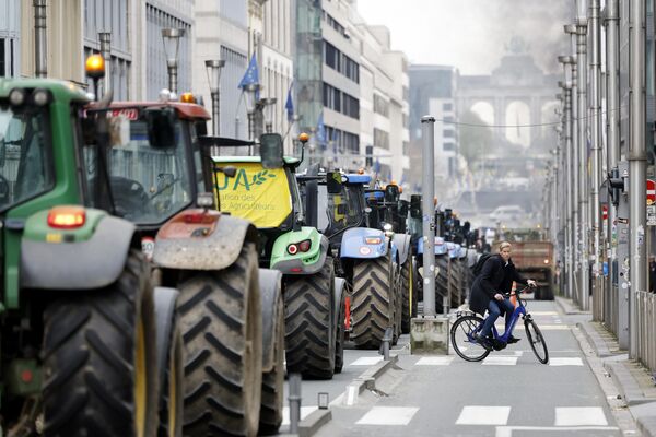 کشاورزان با تراکتورهای خود در یک بلوار اصلی منتهی به ساختمان شورای اروپا در بروکسل، سه شنبه، 26 مارچ 2024، صف می کشند. ده ها تراکتور خیابان های نزدیک به مقر اتحادیه اروپا را بسته کردند که وزیران کشاورزی 27 کشور عضو اتحادیه اروپا در آنجا نشستی برای بحث و گفتگو درباره بحران در بخش کشاورزی برگزاری می کنند که به ماه ها تظاهرات در کشورهای اروپایی منجر شده است. - اسپوتنیک افغانستان  