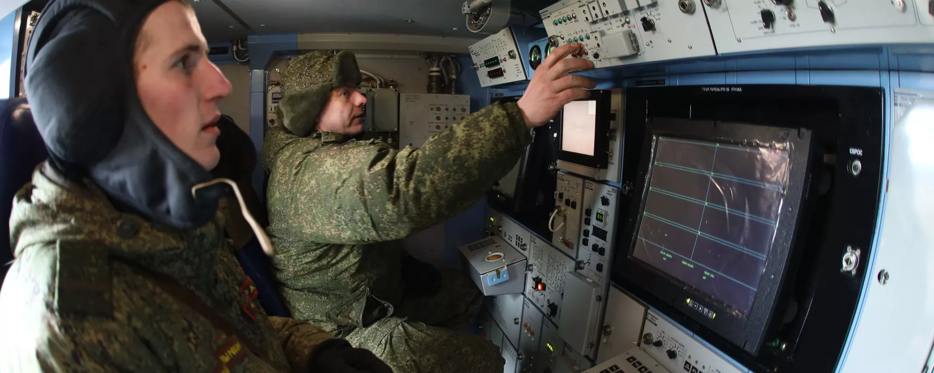 Военнослужащие РФ во время военных учений на арктическом зенитном ракетном комплексе ПВО Тор-М2ДТ на базе вездехода ДТ-30  - اسپوتنیک افغانستان  , 1920, 27.03.2024