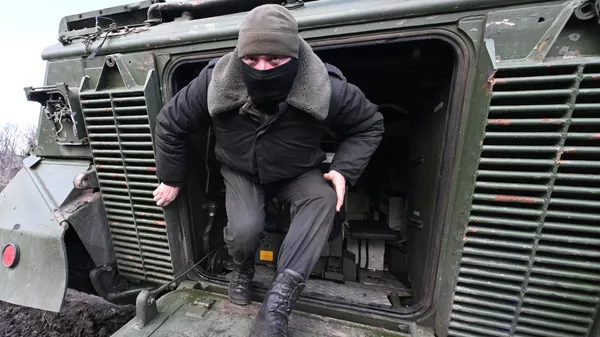 Военнослужащий выходит из трофейной немецкой боевой машины пехоты Мардер, восстановленной военнослужащими ЦВО - اسپوتنیک افغانستان  
