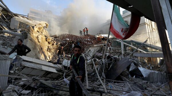 Экстренные службы работают у разрушенного здания иранского консульства, пострадавшего от авиаудара ВВС Израиля в Дамаске - اسپوتنیک افغانستان  