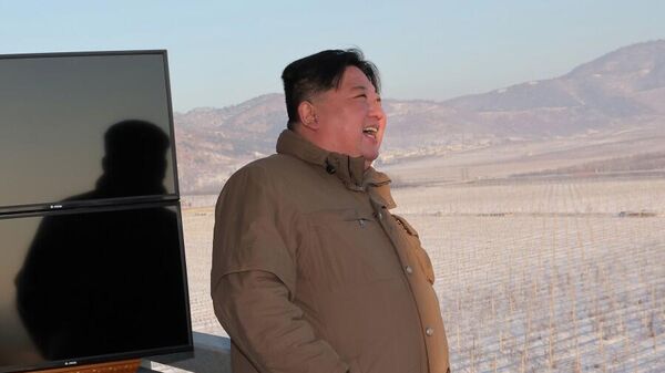Лидер Северной Кореи Ким Чен Ын наблюдает за запуском межконтинентальной баллистической ракеты Хвасонпхо-18 в КНДР - اسپوتنیک افغانستان  
