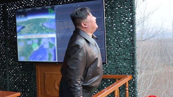 کیم جونگ اون، رهبر کره شمالی  بر پرتاب موشک بالستیک میان برد جدید Hwasongpo-16B نظارت کرد. - اسپوتنیک افغانستان  