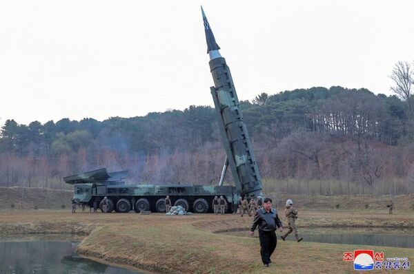 کوریای شمالی اعلام کرد روز سه شنبه یک موشک بالستیک میان برد جدید ابرصوت را با موفقیت آزمایش کرد. - اسپوتنیک افغانستان  