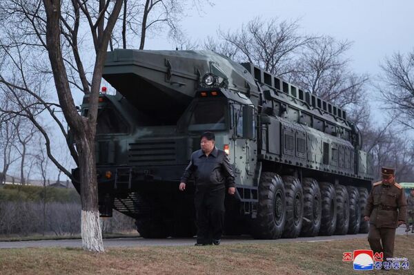 کوریای شمالی اعلام کرد روز سه شنبه یک موشک بالستیک میان برد جدید ابرصوت را با موفقیت آزمایش کرد. - اسپوتنیک افغانستان  